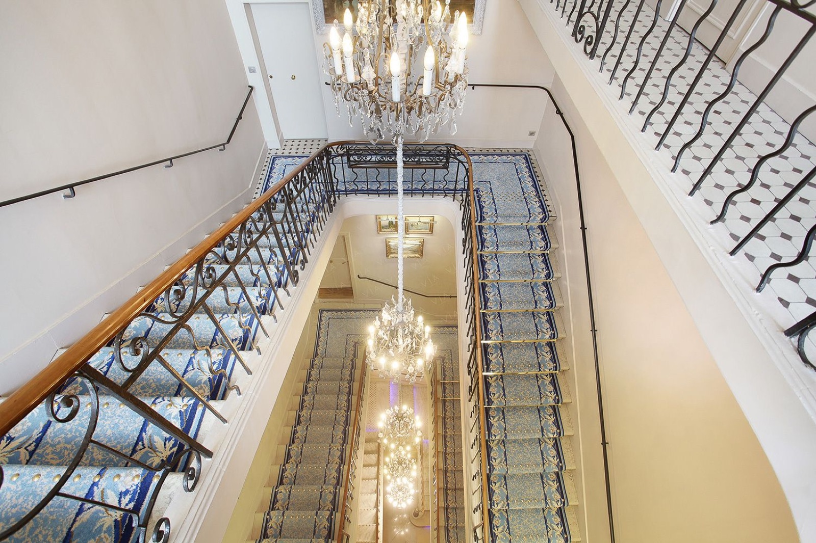 L'escalier d'honneur et son lustre