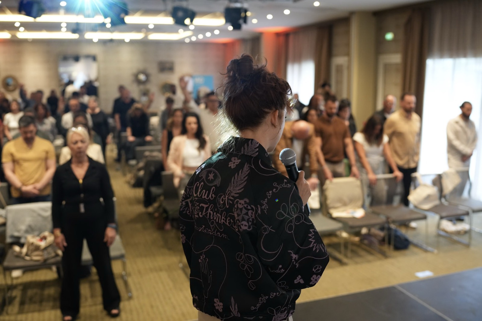 Gabriella Baert en intervention devant une salle debout